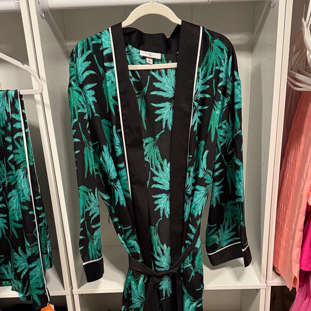 Black and Green Leaf Print Robe